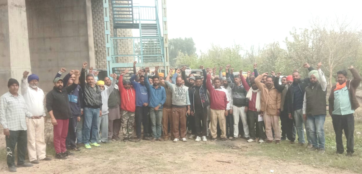 Indefinite dharna by auto workers in front of DC office from March 12 due to the demand of auto stand